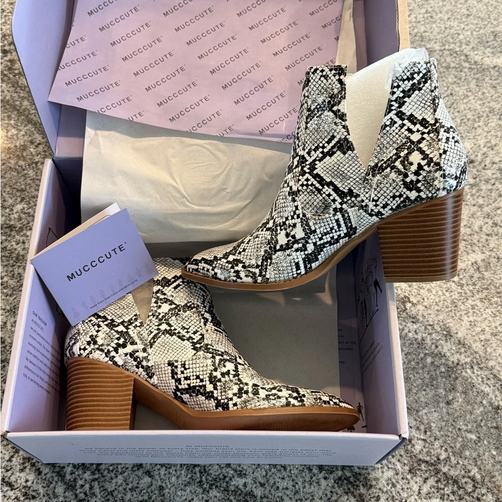 Snakeskin Ankle Boots pointed toe with a chunky stacked heel. Sz 10 - Picture 1 of 9